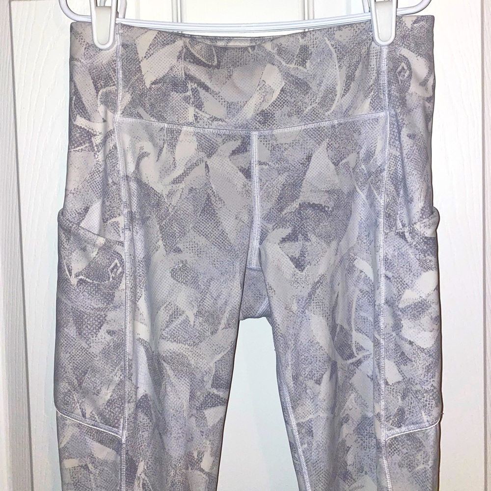 LULULEMON WHITE/ GREY PATTERNED LEGGINGS
